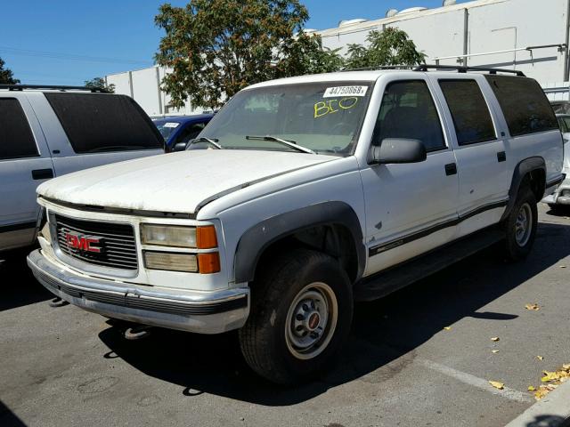 3GKGK26J8VG503125 - 1997 GMC SUBURBAN K WHITE photo 2