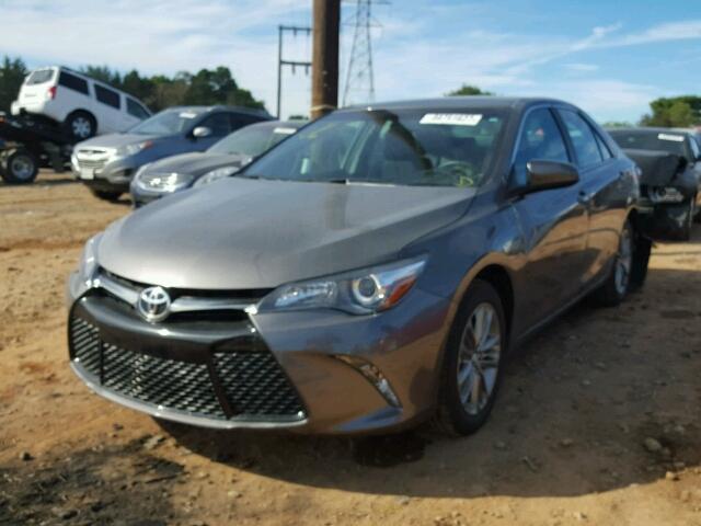 4T1BF1FK1HU772948 - 2017 TOYOTA CAMRY LE GRAY photo 2