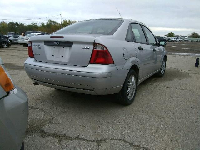 1FAHP34N76W142377 - 2006 FORD FOCUS ZX4 SILVER photo 4