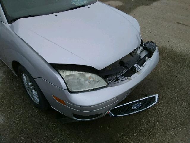 1FAHP34N76W142377 - 2006 FORD FOCUS ZX4 SILVER photo 9