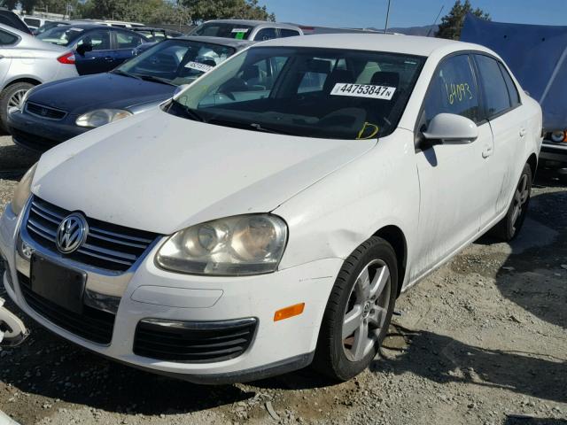 3VWJZ7AJ8AM017313 - 2010 VOLKSWAGEN JETTA S WHITE photo 2