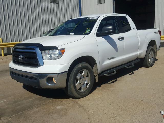 5TFRM5F10BX024916 - 2011 TOYOTA TUNDRA DOU WHITE photo 2