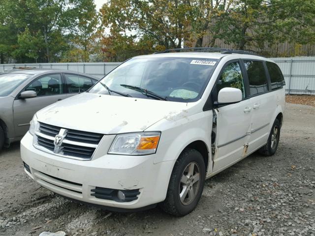 2D4RN5D10AR460035 - 2010 DODGE GRAND CARA WHITE photo 2