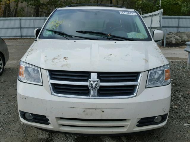 2D4RN5D10AR460035 - 2010 DODGE GRAND CARA WHITE photo 9