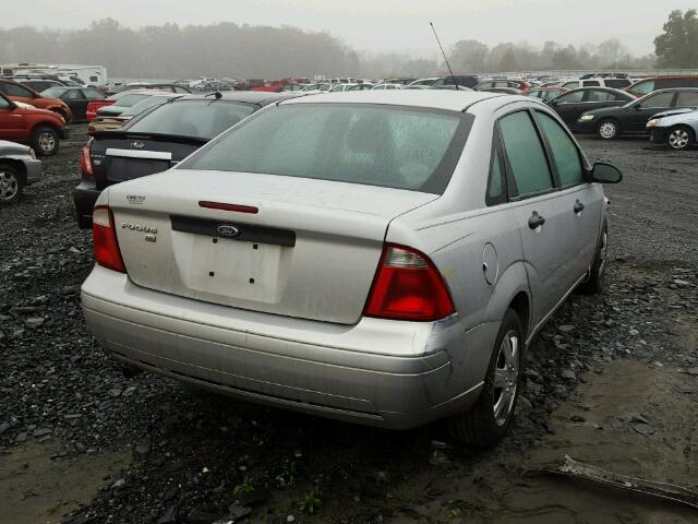 1FAFP34N37W101298 - 2007 FORD FOCUS ZX4 SILVER photo 4