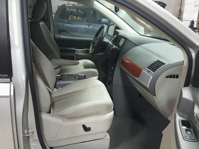 2A8HR54PX8R699242 - 2008 CHRYSLER TOWN & COU SILVER photo 5