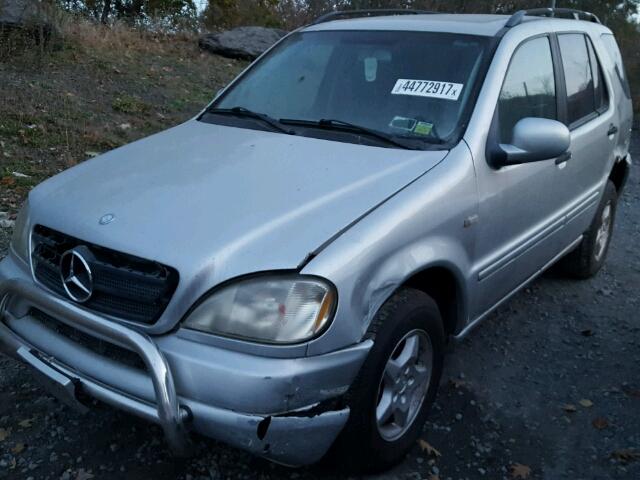 4JGAB54E9YA156444 - 2000 MERCEDES-BENZ ML 320 GRAY photo 2