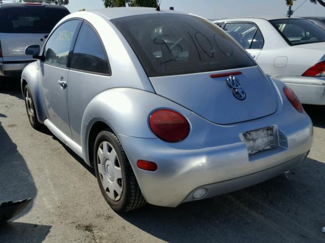 3VWCA21C2YM451418 - 2000 VOLKSWAGEN NEW BEETLE 银色 照片 3