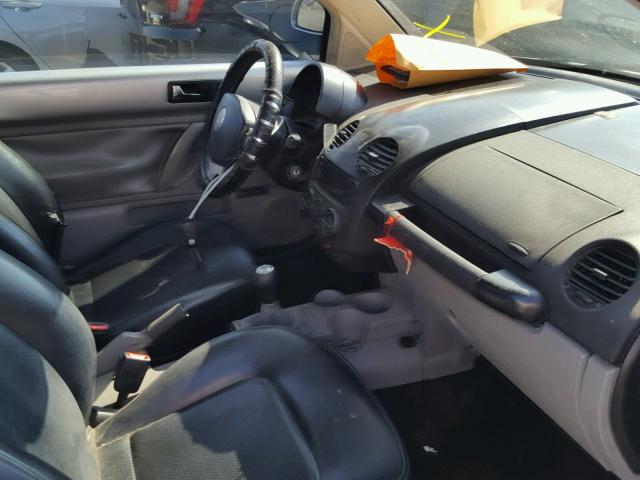 3VWCA21C2YM451418 - 2000 VOLKSWAGEN NEW BEETLE 银色 照片 5