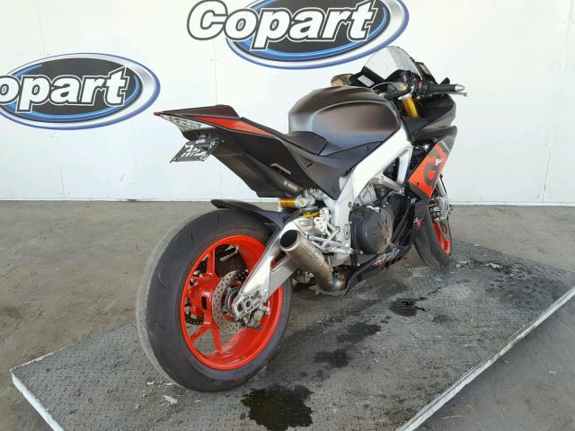 ZD4KEU001HS000160 - 2017 APRILIA RSV4 RR TWO TONE photo 4