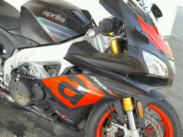 ZD4KEU001HS000160 - 2017 APRILIA RSV4 RR TWO TONE photo 9