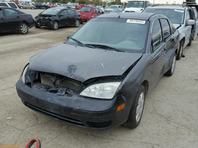 1FAFP34NX7W170103 - 2007 FORD FOCUS GRAY photo 2