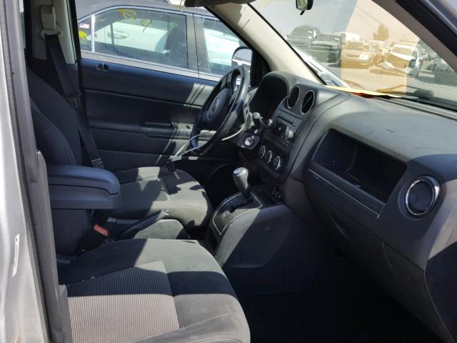 1J4NF1FB6BD183204 - 2011 JEEP COMPASS SP 银色 照片 5