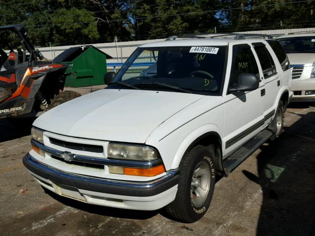 1GNCS13W4WK130655 - 1998 CHEVROLET BLAZER WHITE photo 2