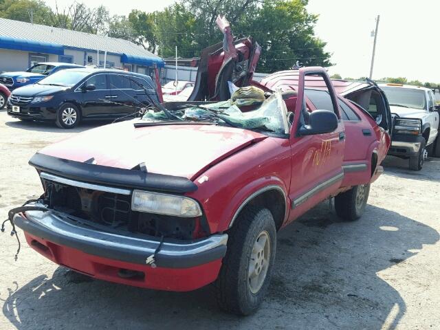 1GNDT13W4WK138482 - 1998 CHEVROLET BLAZER RED photo 2