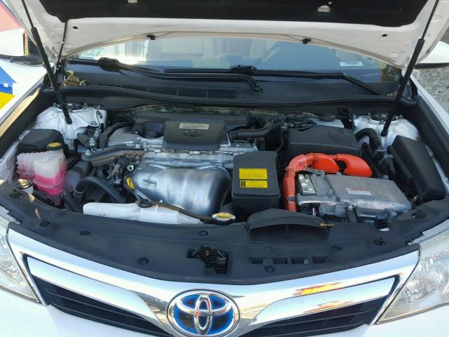 4T1BD1FK0CU027302 - 2012 TOYOTA CAMRY HYBR WHITE photo 7