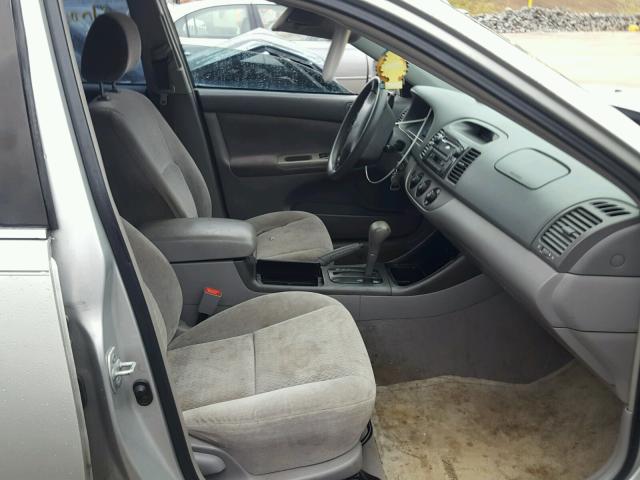 4T1BE32K02U530390 - 2002 TOYOTA CAMRY LE ვერცხლისფერი ფოტო 5