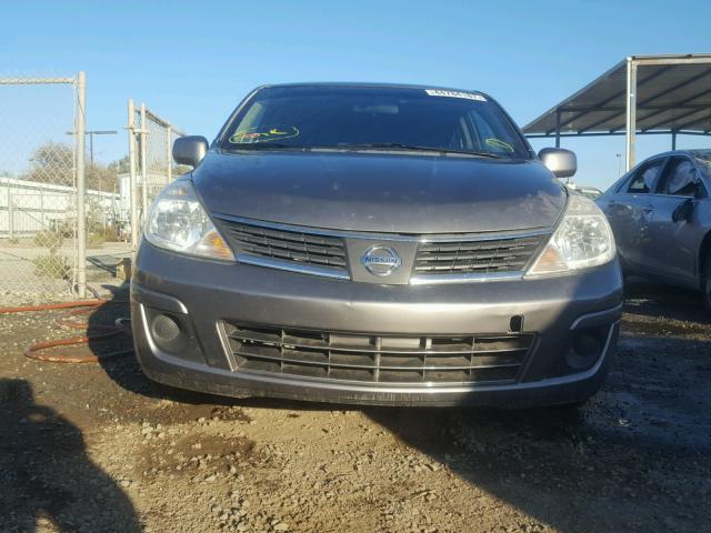 3N1BC13E77L365014 - 2007 NISSAN VERSA S GRAY photo 9