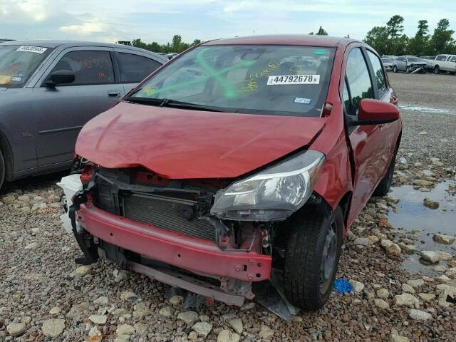 VNKKTUD38HA075201 - 2017 TOYOTA YARIS L RED photo 2