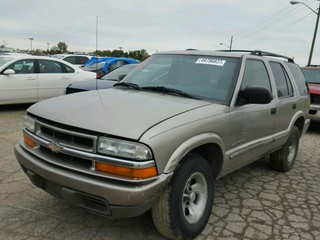 1GNCS13W82K241073 - 2002 CHEVROLET BLAZER BROWN photo 2