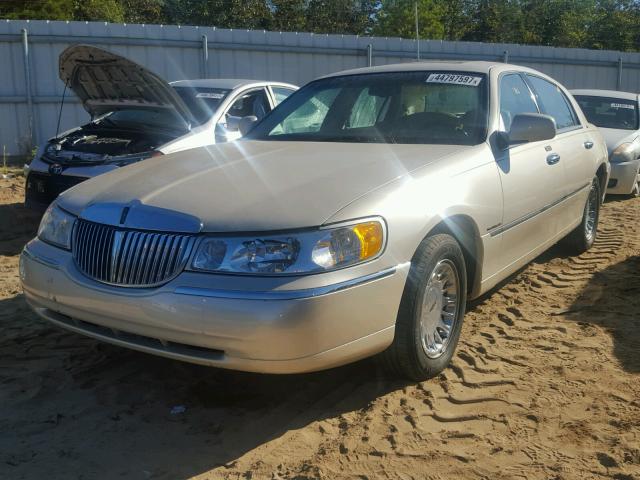 1LNHM83W12Y645486 - 2002 LINCOLN TOWN CAR BEIGE photo 2