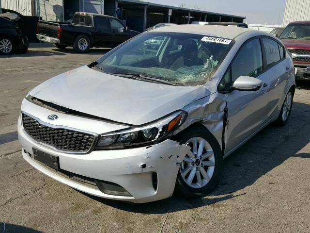 3KPFL4A78HE008435 - 2017 KIA FORTE LX SILVER photo 2