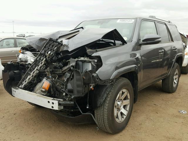 JTEBU5JR6G5327048 - 2016 TOYOTA 4RUNNER GRAY photo 2