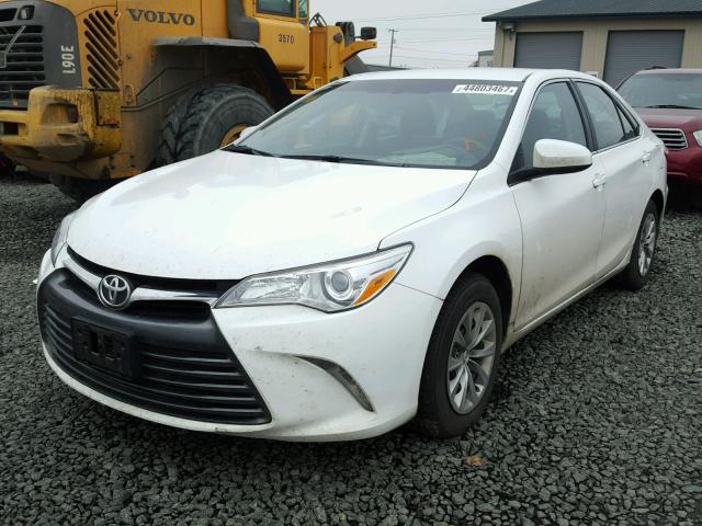 4T4BF1FK6GR530421 - 2016 TOYOTA CAMRY WHITE photo 2