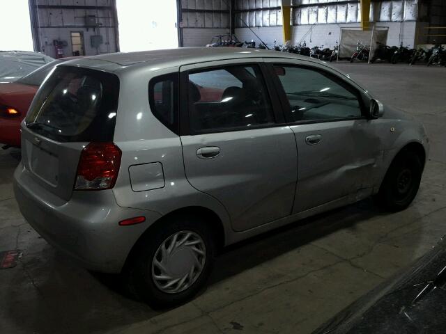 KL1TD62665B327169 - 2005 CHEVROLET AVEO BASE Արծաթագույն լուսանկար 4