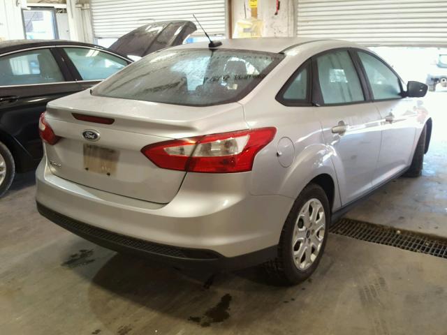 1FAHP3F28CL346055 - 2012 FORD FOCUS SE SILVER photo 4