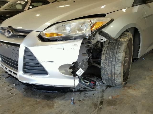 1FAHP3F28CL346055 - 2012 FORD FOCUS SE SILVER photo 9