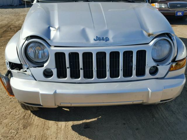 1J4GL48K77W699728 - 2007 JEEP LIBERTY SP SILVER photo 9