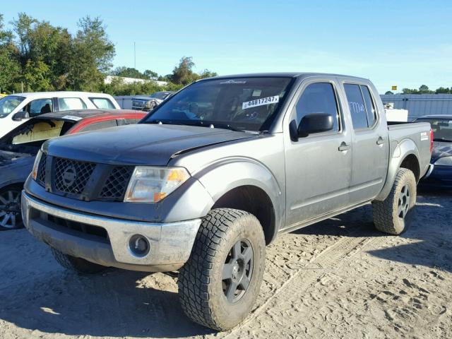 1N6AD07U35C450908 - 2005 NISSAN FRONTIER GRAY photo 2