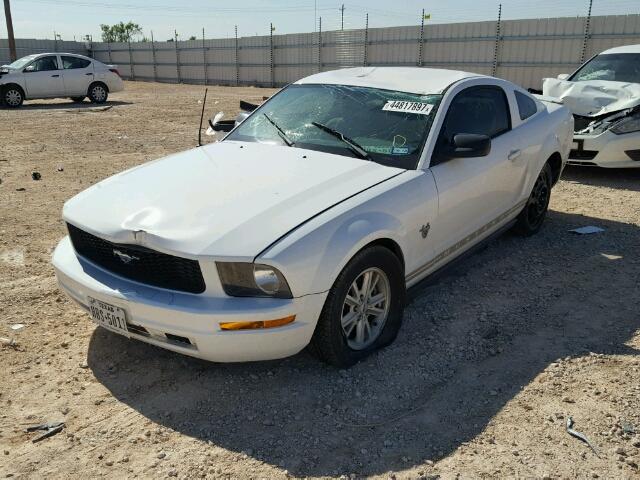 1ZVHT80N795139303 - 2009 FORD MUSTANG WHITE photo 2