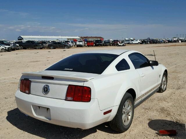 1ZVHT80N795139303 - 2009 FORD MUSTANG WHITE photo 4