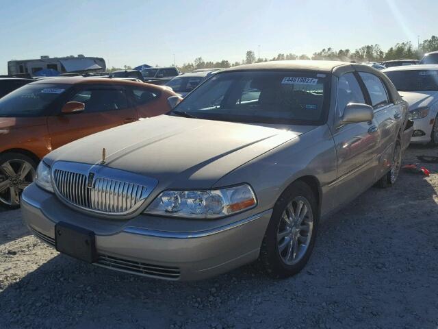 1LNHM81W35Y632911 - 2005 LINCOLN TOWN CAR S GOLD photo 2