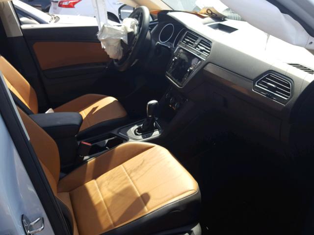 3VV3B7AX6JM011001 - 2018 VOLKSWAGEN TIGUAN SE WHITE photo 5