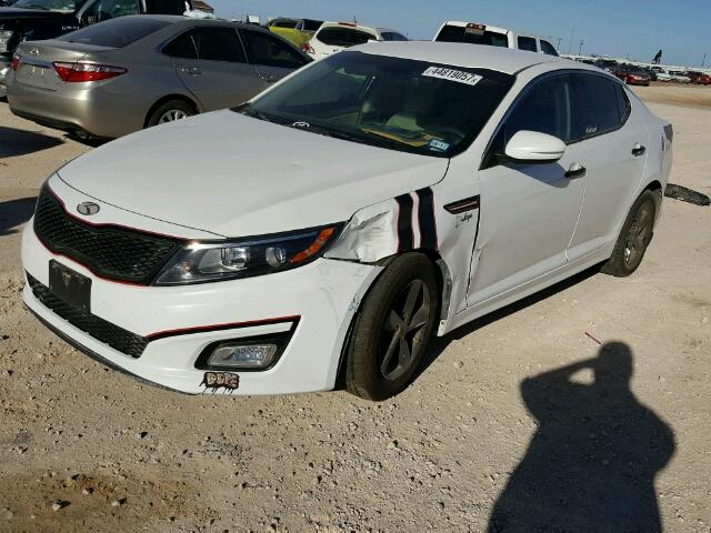 KNAGM4A70F5547526 - 2015 KIA OPTIMA LX WHITE photo 2