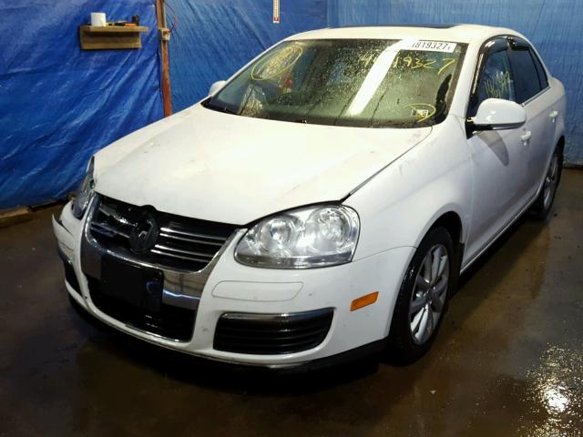 3VWRZ7AJ9AM054812 - 2010 VOLKSWAGEN JETTA SE WHITE photo 2