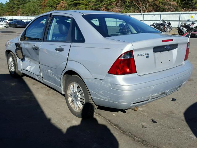 1FAHP34N97W351315 - 2007 FORD FOCUS ZX4 SILVER photo 3