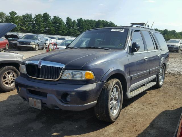 5LMPU28LXWLJ10731 - 1998 LINCOLN NAVIGATOR BLUE photo 2