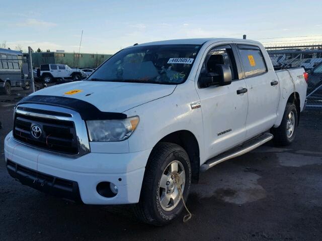 5TFDY5F13AX123582 - 2010 TOYOTA TUNDRA CRE WHITE photo 2