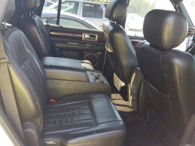 5LMFU28516LJ24580 - 2006 LINCOLN NAVIGATOR Biały zdjęcie 6