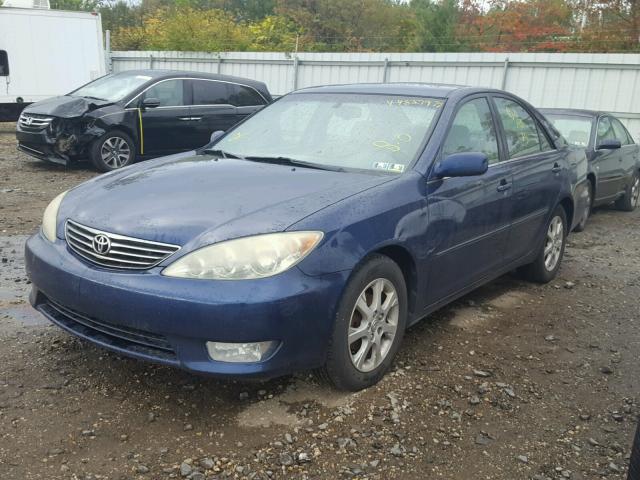 4T1BE30K75U430567 - 2005 TOYOTA CAMRY LE BLUE photo 2