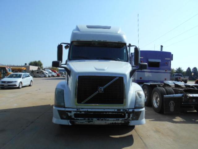 4V4NC9TG9DN562289 - 2013 VOLVO VN VNL WHITE photo 2