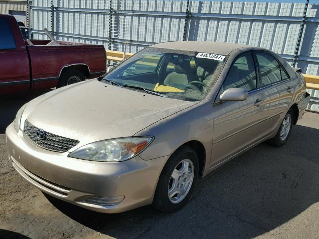 4T1BF32K52U021733 - 2002 TOYOTA CAMRY LE GOLD photo 2