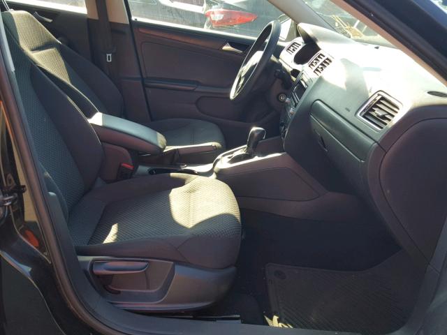 3VW2K7AJ9DM300638 - 2013 VOLKSWAGEN JETTA BASE Սև լուսանկար 5