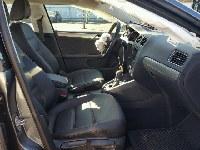 3VWDB7AJ4HM391347 - 2017 VOLKSWAGEN JETTA SE 石墨色 照片 5