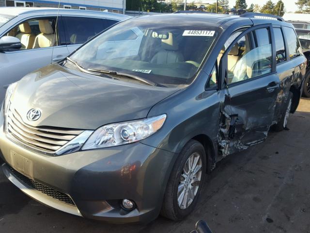 5TDDK3DC9ES089198 - 2014 TOYOTA SIENNA XLE GRAY photo 2