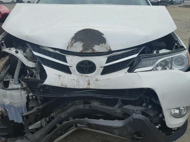 2T3RFREV7FW281538 - 2015 TOYOTA RAV4 XLE WHITE photo 7